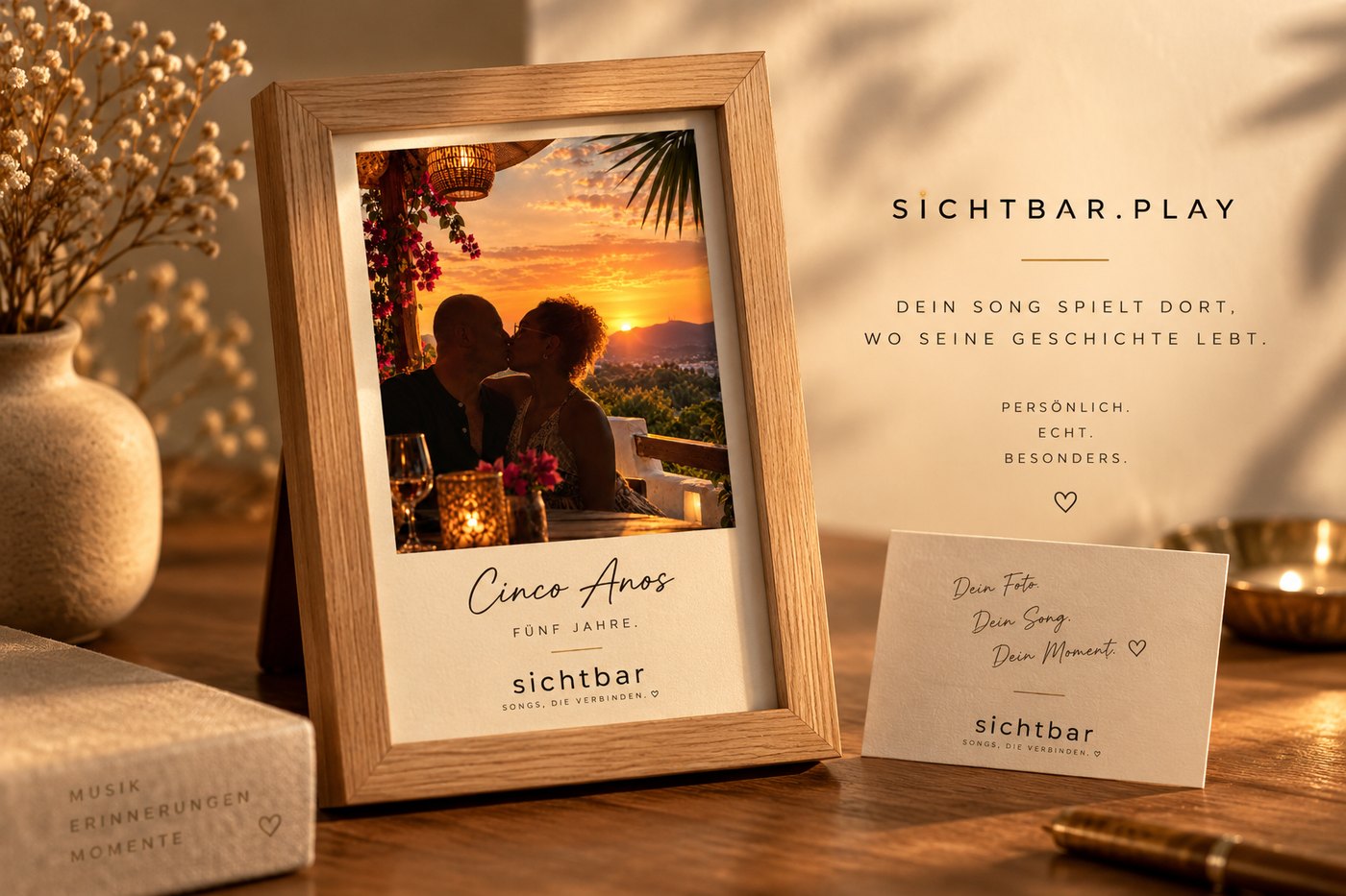 sichtbar.PLAY Bilderrahmen auf einem Tisch, daneben eine Karte